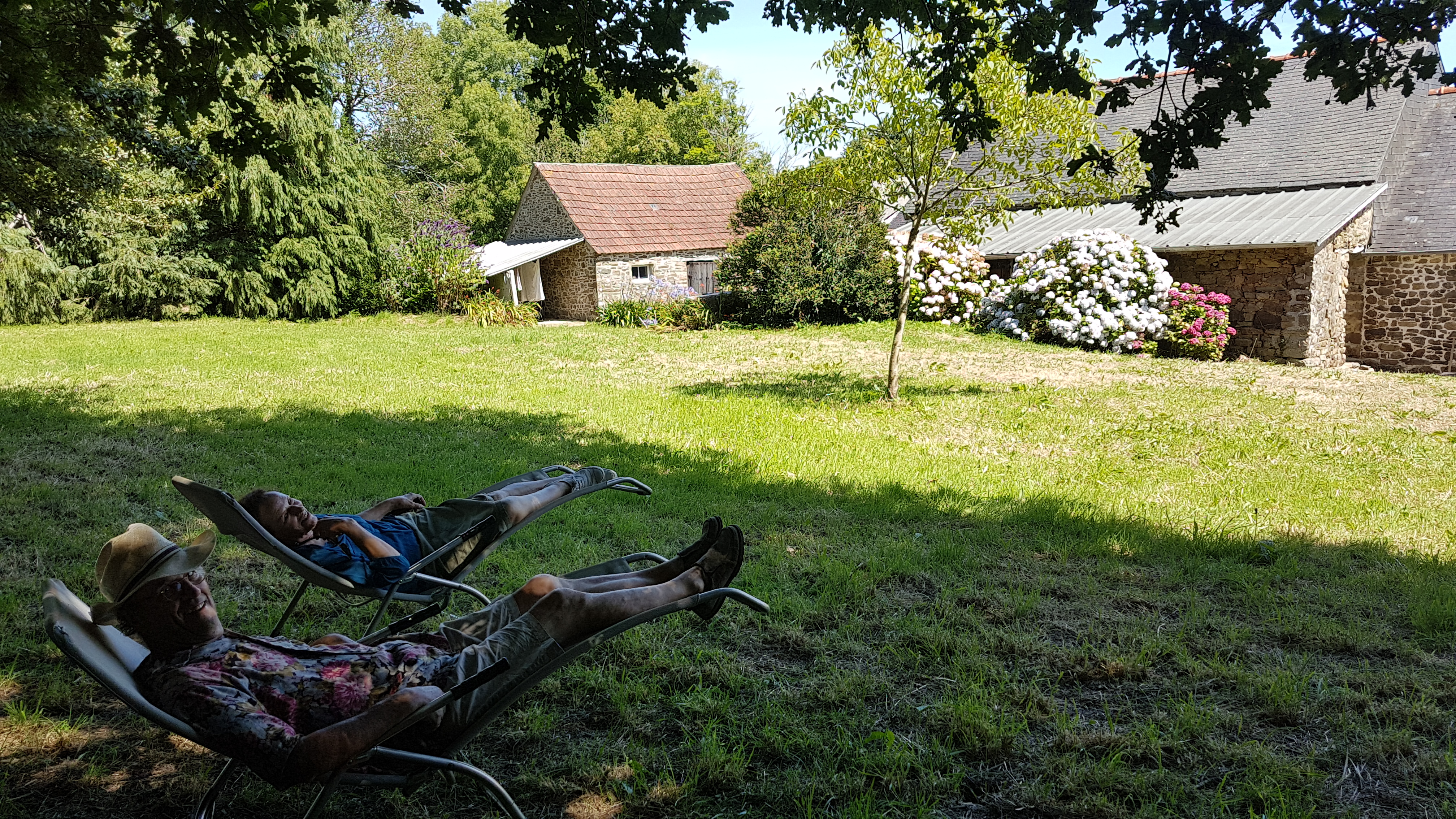 m&l dans le jardin .jpg