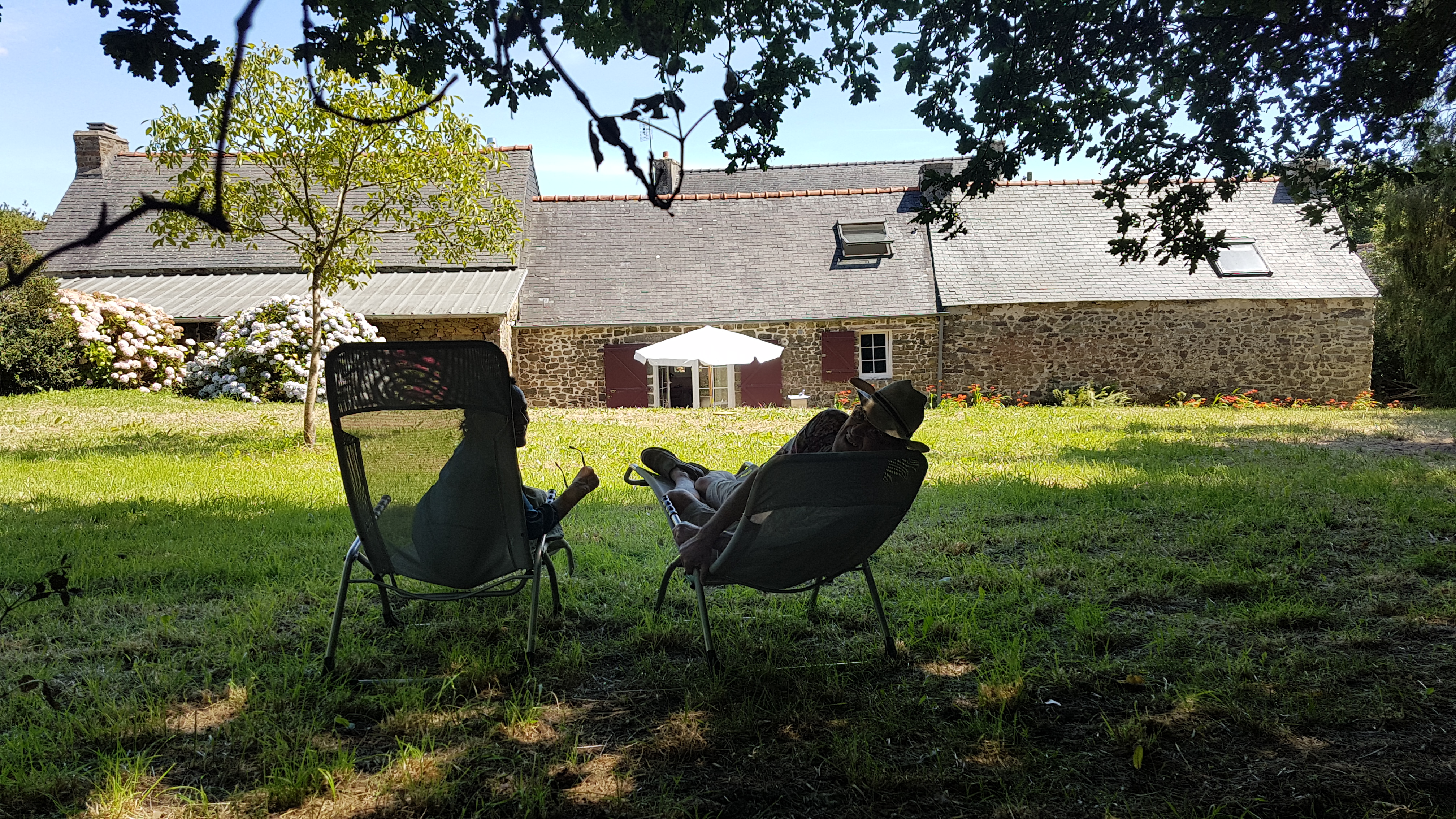 m&l dans le jardin.jpg